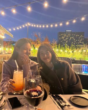 Lee Yeon-hee Instagram - 갑자기 추워진 날씨.!💨
오랜만에 현주랑❤️ 밤마실🍂