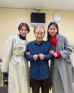 Lee Yeon-hee Instagram - 어제 보구 온 갈매기~🤎
순재쌤은 정말 대단하시당😱
이번 연출과 쏘린역할까지 맡으신 순재쌤.
그리고 아르까지나 역을 찰떡같이 보인 유진언니까지.! 명품 배우분들이 많이 나와서 한번 더 봐야되능. 😄
깜짝방문이라 미쳐 만나진 못했지만 멋진 뜨레고린씨 해성오빠도 올만에 반가웠어용🤗
같이 보러 간 쭈도 올만에 즐거웠엉🥰
#연극갈매기
#이순재
#소유진
#권해성
@yujin_so @haesunghi @play_theseagull
