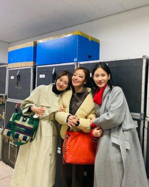 Lee Yeon-hee Instagram - 어제 보구 온 갈매기~🤎
순재쌤은 정말 대단하시당😱
이번 연출과 쏘린역할까지 맡으신 순재쌤.
그리고 아르까지나 역을 찰떡같이 보인 유진언니까지.! 명품 배우분들이 많이 나와서 한번 더 봐야되능. 😄
깜짝방문이라 미쳐 만나진 못했지만 멋진 뜨레고린씨 해성오빠도 올만에 반가웠어용🤗
같이 보러 간 쭈도 올만에 즐거웠엉🥰
#연극갈매기
#이순재
#소유진
#권해성
@yujin_so @haesunghi @play_theseagull