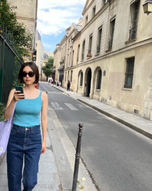 Lee Yeon-hee Instagram - 걷고걷고 또 걷구.
많이 걸어다닐수 있어서 좋은.