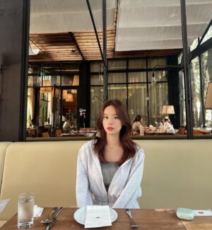 Lee Yoo-jin Instagram - ☺️✨💗