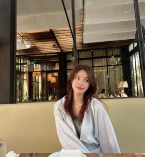 Lee Yoo-jin Instagram - ☺️✨💗