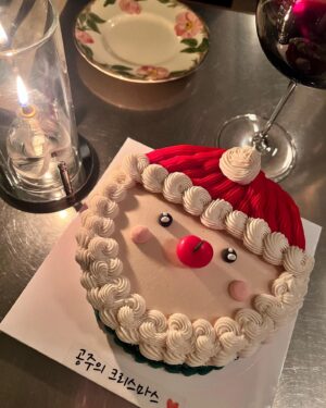Lee Yoo-jin Instagram - ✨🎄 𝑀𝑒𝓇𝓇𝓎 𝒞𝒽𝓇𝒾𝓈𝓉𝓂𝒶𝓈 ☃️💓
