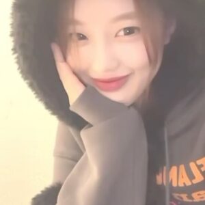 Lee Yoo-jin Instagram - ✨🎄 𝑀𝑒𝓇𝓇𝓎 𝒞𝒽𝓇𝒾𝓈𝓉𝓂𝒶𝓈 ☃️💓