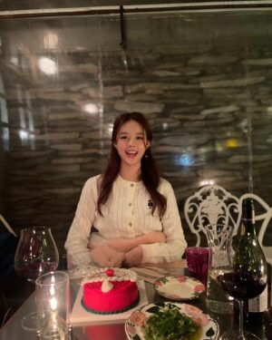Lee Yoo-jin Instagram - ✨🎄 𝑀𝑒𝓇𝓇𝓎 𝒞𝒽𝓇𝒾𝓈𝓉𝓂𝒶𝓈 ☃️💓