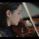Lee Young-ae Instagram - 어렵지 않을것 같았다. 두세달정도의 기간과 그닥 어렵지않은 수준의 음악 두곡을 너무 어색하지않게 활싱크 가능한정도면 될거라 생각했다. 기본적인 자세를 잡을 수 있게 되자마자 바로 Multiple Position과 Vibrato를 병행하며 멘델스존 바이올린 협주곡 2악장을 시작하는, 정석과는 다소 거리가 먼 방식으로 레슨을 진행했는데 나도 처음 진행해보는 방식에 이런저런 시행착오가 있었지만 언니는 놀라울정도로 빠르게 습득했다. 그 모습을 보며 조금 더 욕심이 생겼나보다. 원래 하기로 했던 엔딩곡의 임팩트가 조금 아쉬운 마음이 들어 어차피 고생할 거 좀만 더 고생하자 해서 화려한 엔딩이 돋보이는 Handel-Halvorsen의 Passacaglia를 엔딩장면 곡으로 추천했는데, 촬영 약 한달 반 전쯤에 편곡이 완성된데다가 초심자가 한달만에 소화하기에는 불가능한 너무 많은 음표들과 어려운 테크닉들의 향연이었다.(심지어 너무 길었다😭) 그 바쁜 촬영일정을 소화해가며 너무나도 고생스럽게 습득해가는 언니의 모습을 보며… 나도 마음을 다잡고 더 빡세게 (될때까지)함께 연습했다. (결혼식 전날에도 레슨하고 신혼여행까지 반납🥲) 한번 레슨가면 두세시간은 기본에, 나도 힘들어하는 집요한 내 연습방법에 이정도면 분명히 너무 힘드셨을 텐데 언니는 그 시간들을 견뎌냈고 결국 이렇게 멋지게 해내셨다.(나중에 웃으시며 그때 진희쌤 성격나온거 다봤다며..😂) 게다가 멘델스존 바이올린 연주씬 촬영일정이 맨 마지막으로 딜레이가 되어 파사칼리아 시작하고는 손도 못댄 채 촬영을 진행했지만 처음에 멘델스존을 워낙 열심히 해놔서인지 몸이 기억하고 계셨다. 너무 다행히도. 🥹 사실 두곡 다 원래 훨~씬 더 자연스럽고 능숙한 모습으로 하셨었는데 저 두 곡을 촬영할 당시 둘다 일정이 너무 바빠서 마지막 스퍼트를 더 밟지못한게 못내 아쉽지만, 나의 소리와(언니 파트는 내가 녹음했다☺️) 대역없이 소화하신 언니의 연주로 더할 나위없이 멋지게 완성된 연주 장면을 보며 나조차도 감복할 정도의 열정으로 보이지 않는 곳에서도 끊임없이 노력하는 언니의 모습과 지난 1년간의 시간들이 또 하나의 잊지못할 감사한 추억으로 자리매김했다. (지금은 기억속에서 미화되었지만 진정 전쟁이었다🔥)