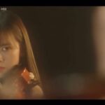 Lee Young-ae Instagram - 어렵지 않을것 같았다. 두세달정도의 기간과 그닥 어렵지않은 수준의 음악 두곡을 너무 어색하지않게 활싱크 가능한정도면 될거라 생각했다. 기본적인 자세를 잡을 수 있게 되자마자 바로 Multiple Position과 Vibrato를 병행하며 멘델스존 바이올린 협주곡 2악장을 시작하는, 정석과는 다소 거리가 먼 방식으로 레슨을 진행했는데 나도 처음 진행해보는 방식에 이런저런 시행착오가 있었지만 언니는 놀라울정도로 빠르게 습득했다. 그 모습을 보며 조금 더 욕심이 생겼나보다. 원래 하기로 했던 엔딩곡의 임팩트가 조금 아쉬운 마음이 들어 어차피 고생할 거 좀만 더 고생하자 해서 화려한 엔딩이 돋보이는 Handel-Halvorsen의 Passacaglia를 엔딩장면 곡으로 추천했는데, 촬영 약 한달 반 전쯤에 편곡이 완성된데다가 초심자가 한달만에 소화하기에는 불가능한 너무 많은 음표들과 어려운 테크닉들의 향연이었다.(심지어 너무 길었다😭) 그 바쁜 촬영일정을 소화해가며 너무나도 고생스럽게 습득해가는 언니의 모습을 보며… 나도 마음을 다잡고 더 빡세게 (될때까지)함께 연습했다. (결혼식 전날에도 레슨하고 신혼여행까지 반납🥲) 한번 레슨가면 두세시간은 기본에, 나도 힘들어하는 집요한 내 연습방법에 이정도면 분명히 너무 힘드셨을 텐데 언니는 그 시간들을 견뎌냈고 결국 이렇게 멋지게 해내셨다.(나중에 웃으시며 그때 진희쌤 성격나온거 다봤다며..😂) 게다가 멘델스존 바이올린 연주씬 촬영일정이 맨 마지막으로 딜레이가 되어 파사칼리아 시작하고는 손도 못댄 채 촬영을 진행했지만 처음에 멘델스존을 워낙 열심히 해놔서인지 몸이 기억하고 계셨다. 너무 다행히도. 🥹 사실 두곡 다 원래 훨~씬 더 자연스럽고 능숙한 모습으로 하셨었는데 저 두 곡을 촬영할 당시 둘다 일정이 너무 바빠서 마지막 스퍼트를 더 밟지못한게 못내 아쉽지만, 나의 소리와(언니 파트는 내가 녹음했다☺️) 대역없이 소화하신 언니의 연주로 더할 나위없이 멋지게 완성된 연주 장면을 보며 나조차도 감복할 정도의 열정으로 보이지 않는 곳에서도 끊임없이 노력하는 언니의 모습과 지난 1년간의 시간들이 또 하나의 잊지못할 감사한 추억으로 자리매김했다. (지금은 기억속에서 미화되었지만 진정 전쟁이었다🔥)
