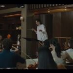 Lee Young-ae Instagram - 어렵지 않을것 같았다. 두세달정도의 기간과 그닥 어렵지않은 수준의 음악 두곡을 너무 어색하지않게 활싱크 가능한정도면 될거라 생각했다. 기본적인 자세를 잡을 수 있게 되자마자 바로 Multiple Position과 Vibrato를 병행하며 멘델스존 바이올린 협주곡 2악장을 시작하는, 정석과는 다소 거리가 먼 방식으로 레슨을 진행했는데 나도 처음 진행해보는 방식에 이런저런 시행착오가 있었지만 언니는 놀라울정도로 빠르게 습득했다. 그 모습을 보며 조금 더 욕심이 생겼나보다. 원래 하기로 했던 엔딩곡의 임팩트가 조금 아쉬운 마음이 들어 어차피 고생할 거 좀만 더 고생하자 해서 화려한 엔딩이 돋보이는 Handel-Halvorsen의 Passacaglia를 엔딩장면 곡으로 추천했는데, 촬영 약 한달 반 전쯤에 편곡이 완성된데다가 초심자가 한달만에 소화하기에는 불가능한 너무 많은 음표들과 어려운 테크닉들의 향연이었다.(심지어 너무 길었다😭) 그 바쁜 촬영일정을 소화해가며 너무나도 고생스럽게 습득해가는 언니의 모습을 보며… 나도 마음을 다잡고 더 빡세게 (될때까지)함께 연습했다. (결혼식 전날에도 레슨하고 신혼여행까지 반납🥲) 한번 레슨가면 두세시간은 기본에, 나도 힘들어하는 집요한 내 연습방법에 이정도면 분명히 너무 힘드셨을 텐데 언니는 그 시간들을 견뎌냈고 결국 이렇게 멋지게 해내셨다.(나중에 웃으시며 그때 진희쌤 성격나온거 다봤다며..😂) 게다가 멘델스존 바이올린 연주씬 촬영일정이 맨 마지막으로 딜레이가 되어 파사칼리아 시작하고는 손도 못댄 채 촬영을 진행했지만 처음에 멘델스존을 워낙 열심히 해놔서인지 몸이 기억하고 계셨다. 너무 다행히도. 🥹 사실 두곡 다 원래 훨~씬 더 자연스럽고 능숙한 모습으로 하셨었는데 저 두 곡을 촬영할 당시 둘다 일정이 너무 바빠서 마지막 스퍼트를 더 밟지못한게 못내 아쉽지만, 나의 소리와(언니 파트는 내가 녹음했다☺️) 대역없이 소화하신 언니의 연주로 더할 나위없이 멋지게 완성된 연주 장면을 보며 나조차도 감복할 정도의 열정으로 보이지 않는 곳에서도 끊임없이 노력하는 언니의 모습과 지난 1년간의 시간들이 또 하나의 잊지못할 감사한 추억으로 자리매김했다. (지금은 기억속에서 미화되었지만 진정 전쟁이었다🔥)