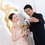 Lee Young-ae Instagram - Thank you for all the unforgettable moments~💚💙🩵😉😁 #the17thasianfilmawards #bestdresseraward #leeyoungae #zhangyimou