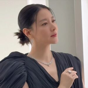 Lee Young-ae Instagram - #마에스트라 끝나고 오랜만에 꽃단장😅
멋진사진 감사합니다💕

#FRED