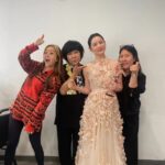 Lee Young-ae Instagram - Thank you for all the unforgettable moments~💚💙🩵😉😁 #the17thasianfilmawards #bestdresseraward #leeyoungae #zhangyimou