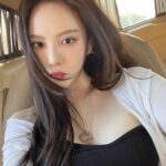 Lee Yul-eum Instagram – 내가 좋아하는 것들 초콜렛 하얀달 맑은 하늘 구름 그리고 나의 다크서클