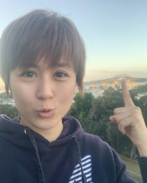Leila Tong Instagram - 平時見到啲人post一啲用手推住自己身後嘅建築物嘅相，我都會諗：「其實都幾傻」但當自己見到呢啲景點嘅時候，原來真係會忍唔住影埋啲咁嘅相。😂
你哋有冇呢一啲影相癖好呀？留言話我知😝

#aucklandharbourbridge