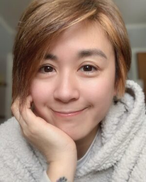 Leila Tong Instagram - 之前有人問我，叻唔叻時間管理？我答案係「差」，非常差！從小就習慣被人安排，被媽咪、經理人、劇組。由於好少自己安排嘢嘅經驗，所以喺時間管理方面，經常有好大問題，特別對時間嘅估計。
最近睇到一段影片，就係教你點樣去估計時間，就係用一個星期嘅時間，去記錄每一樣嘢用咗幾多時間去做，咁樣你就可以比較準確咁樣去估計同安排自己嘅時間。
唔知你哋對於時間管理，有冇啲乜嘢好辦法呢？留言話我知吖！😊🙏🏼