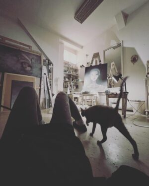 Léna Brauner Instagram - V posledních měsících zažívám stále větší nutkání nebrat telefon do ruky. A tak ho nechávám ležet. Můj cloud nepřetéká náporem každodenních nánosů videí a fotek a já nasávám každou chvilku tohoto přelomového, nového, krásného období s odloženým telefonem. Neříkám, že na něm každý den nejsem, ale nutkání sdílet se vytratilo a roste ve mě pocit upadající kvality kontentu sociálních sítí na základě nemilosrdného algoritmu. Aneb kvantita přemohla kvalitu. Moje závislost na sledování memeček a reels opadla a tím se mi vytvořil prostor pro odpočinek od displeje. Je to úlevné, ale zároveň nahlodané skrze pocity přesycení a vyhoření s vytvářením obsahu. Moc nevím jak se k tomu stavět a zároveň ze sebe nechci tlačit kontent jen proto, aby nějaký byl. Autenticita vítězí nad nucením se k aktivitě na sockách. A tak vám přeji nádech do plné kapacity plic s pohledem skrze zavřená oční víčka do slunce, které pomalu nabírá sil.
