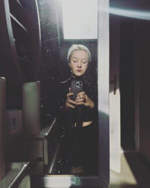 Léna Brauner Instagram - To je zkoušek furt, co? Ale, baví mě to.