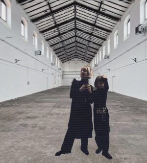 Léna Brauner Instagram - Za 12 dní (25.9.) mám svojí největší výstavu v životě. Bude tam viset soubor mých děl od roku 2020 do dnes. Respektive od 2020 do 24.9., kdy reálně předpokládám, že budu ještě malovat. Z pozice svobodné matky, skládám poklonu všem svobodným matkám. Tohle je koláž naší fotky s Jasmínkou, když jsme šly dnes na kafe a haly č. 13, kde bude moje výstava. Být teď a tady dostává celkem na pr*el, protože, kudy chodím, tak myslím na to kolik toho namaluju a co je ještě potřeba zařídit. Ještě, že mám mou pravou ruku aka asistenta aka kancelář @vendelinmanekin dík 🤍

Brzy bude link na výstavu v biu na mém profilu.