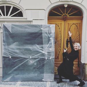 Léna Brauner Instagram - Ta dá! 
2 x 2 m 
Veselý kurýr.
🤍