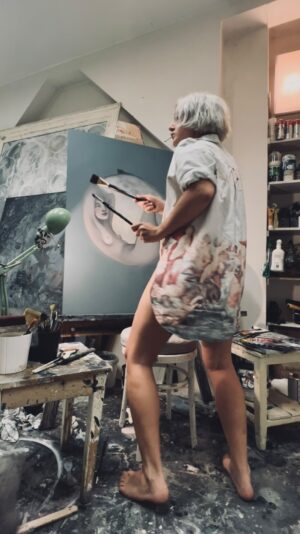 Léna Brauner Instagram - Tvůrčí proces aneb nejde malovat, jde tancovat. 

#funkytown
#painting 
#dance