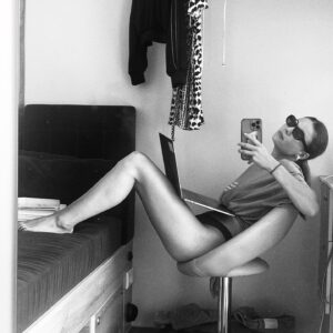 Lena Meckel Instagram - Last days of summer… 
Von Kartoffelernte, Gesichtswaxing, Hollywood Dreh, Bizeps Training, harten Kissen und nem Kleiderschrank - alles dabei 🫱🏼‍🫲🏽