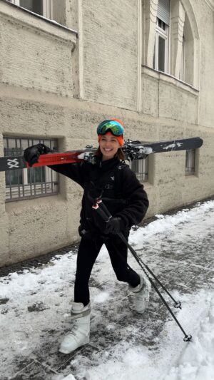 Lena Meckel Instagram - Sobald der erste Schnee fällt, sind wir Münchner nun mal machtlos…
