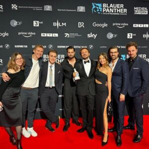 Lena Meckel Instagram - Ich glaube mein Lachen verrät nicht annähernd wie unfassbar stolz ich auf dich bin @davidhelmut 🖤 
So verdient!