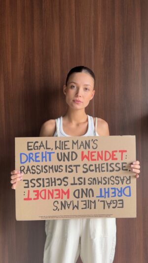 Lena Meckel Instagram - #nutzedeinestimme und geh wählen 🇪🇺 #gegenrechts #europawahl2024

PS: in den @aboutyoude Lieferkartons wurden Demonstrationsschilder mit Sprüchen gegen Hass und Hetze direkt nach Hause verschickt. Die könnt ihr einfach zur nächsten Demonstration mitnehmen oder euch von den Schildern inspirieren lassen. 🫱🏼‍🫲🏽