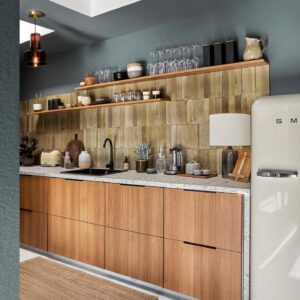 Lena Meckel Instagram - Viel Schweiß, Verzweiflung und unzählige Baumarkt besuche später sind wir nun endlich fertig geworden mit unserem kleinen Bungalow 
🏠👫🏽🐕 

Anzeige | Die Homestory dazu gibts auf @westwingde 

#home #interior #westwing