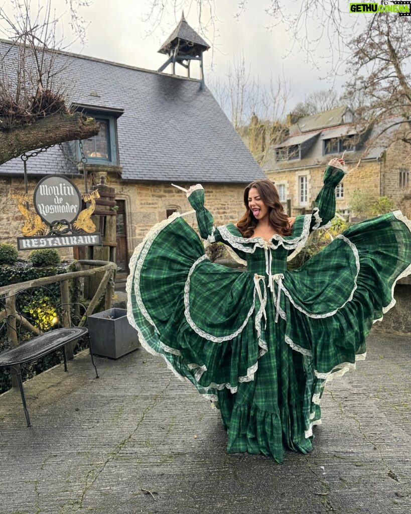 Lena Guillou Instagram - Un très joyeux réveillon à tous les amis 🎄 Aller on respire un grand coup, on est prêt à affronter les sujets qui fâchent durant les discussions familiales ou le cousin relou que vous n’avez pas du tout envie de revoir, le fameux «  alors le bébé c’est pour quand » etc. Vous y allez avec une attitude positive et si qqun est négatif vous souriez et passez à autre chose ☺️ Pour celles et ceux qui le fêtent seul(e)s, vous allez être juste tranquilles à manger et faire ce que vous voulez, pas mal 😏 Pour tous les autres je vous souhaite une excellente soirée ❤️✨ Merci à @rosmadec_lemoulin pour m’avoir prêté ses lieux pittoresques et à bientôt pour déguster vos plats d’exception ✨