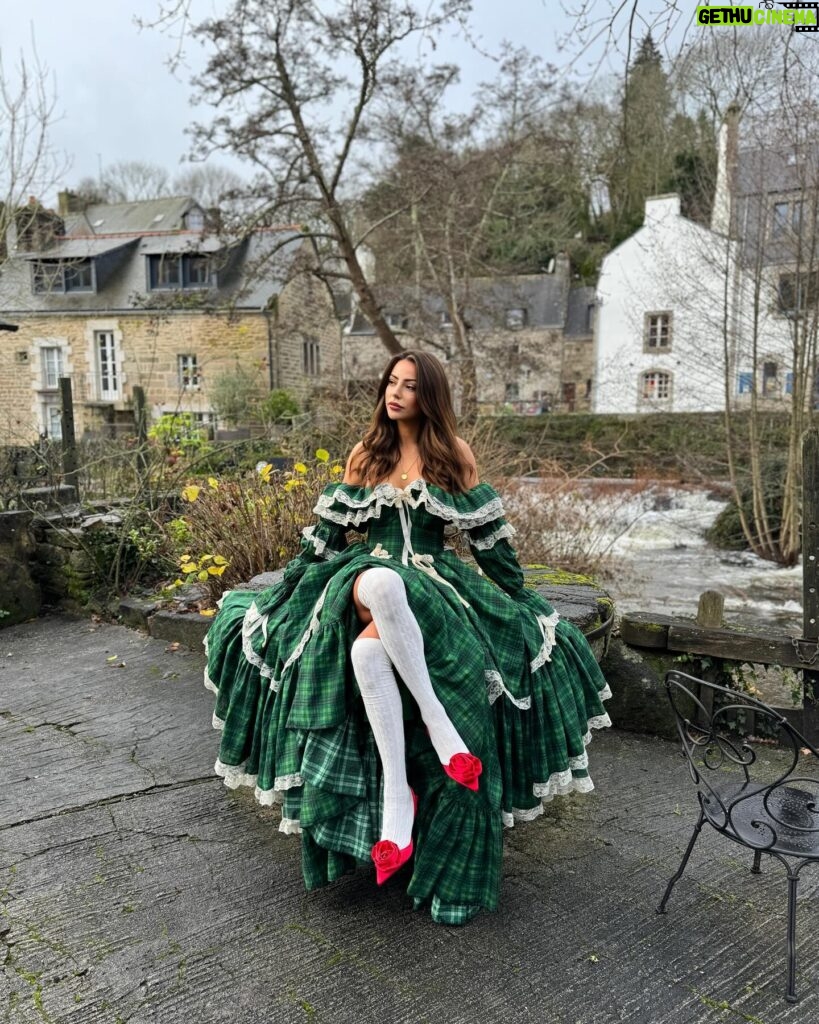 Lena Guillou Instagram - Un très joyeux réveillon à tous les amis 🎄 Aller on respire un grand coup, on est prêt à affronter les sujets qui fâchent durant les discussions familiales ou le cousin relou que vous n’avez pas du tout envie de revoir, le fameux «  alors le bébé c’est pour quand » etc. Vous y allez avec une attitude positive et si qqun est négatif vous souriez et passez à autre chose ☺️ Pour celles et ceux qui le fêtent seul(e)s, vous allez être juste tranquilles à manger et faire ce que vous voulez, pas mal 😏 Pour tous les autres je vous souhaite une excellente soirée ❤️✨ Merci à @rosmadec_lemoulin pour m’avoir prêté ses lieux pittoresques et à bientôt pour déguster vos plats d’exception ✨