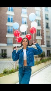 Lena Guillou Instagram - It’s my birthday 😃🎂🎉🎁🎈 En vrai vous le savez je fête 32 mais dans mon fond intérieur je fête mes 26 ans tout juste donc zéro prise de tête, j’aime mon anniversaire et c’est LA journée où je peux littéralement me prendre pour la Queen of the day 👑😍 🎥 : @ugochamblin