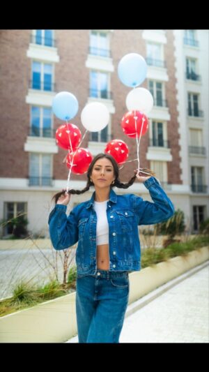 Lena Guillou Instagram - It’s my birthday 😃🎂🎉🎁🎈

En vrai vous le savez je fête 32 mais dans mon fond intérieur je fête mes 26 ans tout juste donc zéro prise de tête, j’aime mon anniversaire et c’est LA journée où je peux littéralement me prendre pour la Queen of the day 👑😍

🎥 : @ugochamblin