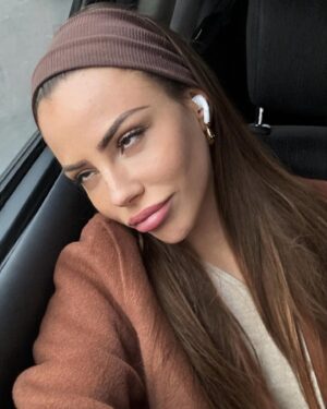Lena Guillou Instagram - E N  V R A C 🩵

Bon dimanche à tous mes oisillons 🐥
