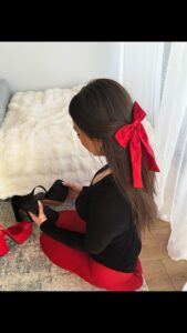 Lena Guillou Instagram - Et c’est ok ! Au même titre que c’est ok que nos gros ploucs se trimballent en claquettes chaussettes et prennent du bidou, nous sommes humains et en couple pour être en paix, pas pour devoir mettre un masque tous les jours ☺️ Après faut pimenter aussi hein, donc à vous de jauger selon les moments ✨