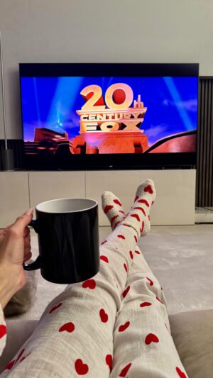 Lena Guillou Instagram - Valentine’s day is coming 💌 
Seul(e)s ou en couple, chaque fête qu’elle soit commerciale ou pas aux yeux de certains, ça reste un joli moment à s’accorder en couple ou solo et l’occasion de romantiser sa semaine 🥰

📸 @ugochamblin