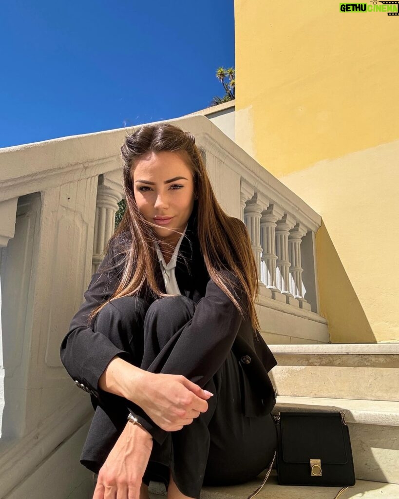 Lena Guillou Instagram - Vous étiez tous fan de ce look NAUMY 😎 Envoie l’emoji 💙 en DM sur @naumy.france et gagne un bon d’achat 🛍️ à utiliser dans leur nouveau magasin Marseillais 📍Centre co Barnéoud publicité