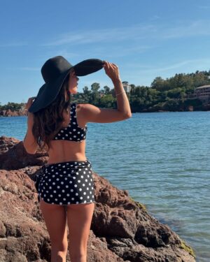 Lena Guillou Instagram - Après moultes demandes mes maillots viennent de chez @tezenisofficial 👙

Quel est votre préféré ?😍

#tezenis #tezenisswimwear 

collaboration commerciale