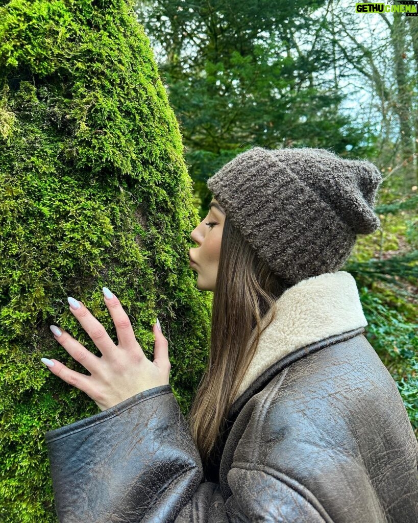 Lena Guillou Instagram - LE SAVIEZ-VOUS ? La thérapie par les arbres a fait ses preuves au Japon et vise à baisser le stress, les tensions nerveuses, améliore la concentration et le système immunitaire 😊 En effet les bienfaits du « tree hugging » sont prouvés alors go vous balader en forêt 🌳