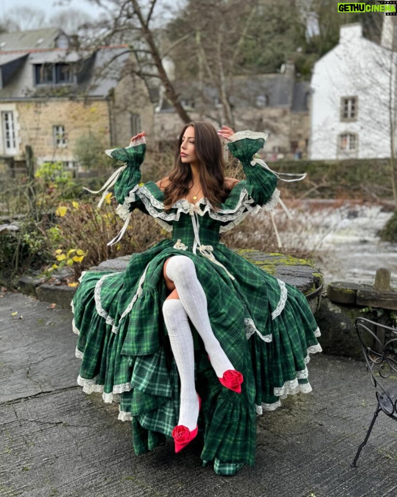 Lena Guillou Instagram - Un très joyeux réveillon à tous les amis 🎄 Aller on respire un grand coup, on est prêt à affronter les sujets qui fâchent durant les discussions familiales ou le cousin relou que vous n’avez pas du tout envie de revoir, le fameux «  alors le bébé c’est pour quand » etc. Vous y allez avec une attitude positive et si qqun est négatif vous souriez et passez à autre chose ☺️ Pour celles et ceux qui le fêtent seul(e)s, vous allez être juste tranquilles à manger et faire ce que vous voulez, pas mal 😏 Pour tous les autres je vous souhaite une excellente soirée ❤️✨ Merci à @rosmadec_lemoulin pour m’avoir prêté ses lieux pittoresques et à bientôt pour déguster vos plats d’exception ✨