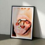 Lena Klenke Instagram - PRINTS FOR PEACE - Flower Bomb Aufgewachsen in völliger Behütung, waren Kriege präsent durch Geschichtsbücher und Nachrichten. Auch in kürzerer Vergangenheit, aber nie so greifbar und nah wie aktuell. Und auf einmal war da die völlige Überforderung. Man möchte verstehen, helfen und schämt sich dafür, dass es einem so gut geht. Die Hilfsbereitschaft ist groß: Der eine versammelt sich bei Demonstrationen, der nächste sortiert Sachen aus oder spendet im Stillen. Auch Kunst und Kultur sind Helfer in solchen Zeiten – ein paar Zeilen lesen, jemandem zuhören, Musik, Theater, Bilder. Ich entdeckte verschiedenste Aktionen, wo Künstler*innen ihre Werke als Drucke verkauften und den Erlös teilweise oder ganz spendeten. Dies setzte den Impuls für ein gemeinsames Projekt mit der Fotografin @studionedarajabi In ihrem Studio nahm sie letztes Jahr ein Bild von mir auf: Kleine, zarte, helle Blüten auf einer rauen Zunge. Absurd schön und aufmunternd. Bitter-süß. Dieses Motiv “Flowerbomb” haben wir als Print ausgewählt. 100% der Einnahmen unserer Aktion, werden an drei Organisationen (@doarte_stiftung , @hawar.help , @visionsforchildren ) gespendet, die sich tagtäglich für Frauen-, Kinder- und Menschenrechte einsetzen. So wollen wir nicht nur Geflüchteten aus der Ukraine, sondern aus verschiedenen Teilen der Welt beistehen. Wir freuen uns über jeden Einzelnen, der hier unterstützt. May Peace and Unity win. ✌🏼🌻 Link in bio to buy :)