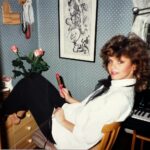 Lena Philipsson Instagram - Här sitter jag. I mitt rum i Vetlanda. Antagligen 1986, kanske 1987. Jag träffar en tidning, så jag har gjort mig fin. Lockarna, scarfen. Ett så kallat ”hemma hos”-reportage. Jag har precis börjat min väg i artistbranschen. Mycket ska komma att hända som jag ännu inte vet om. Turnéer, tv-program, intervjuer. Jag stretar på. Tar min plats. Denna dag som vilken annan dag som helst.