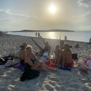 Lena Philipsson Instagram - Oj vilken resa det blev❤️
Strapatser, utmaningar och skratt när vi firade Sandra som fyllt 50!
Underbart! Tack alla!

@koffnersandra @lisastadell @jessicawahlgrennorman @pernillawahlgren @nannegronvall @hedlund_hanna