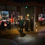 Lena Philipsson Instagram - Idag var jag och sjöng min lilla jullåt på tv4 Nyhetsmorgon. Som alltid både trevligt och lite nervöst. #julgransgrönt #redlips I DECEMBER 🎹