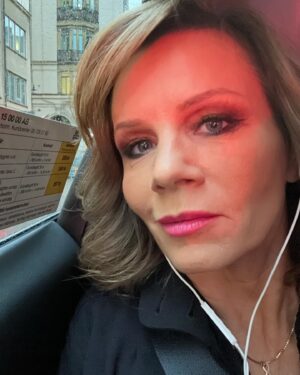 Lena Philipsson Instagram - Rött ljus i trafiken.
Hoppas på grönt.
Happy friday!