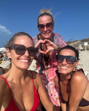 Lena Philipsson Instagram - Oj vilken resa det blev❤️
Strapatser, utmaningar och skratt när vi firade Sandra som fyllt 50!
Underbart! Tack alla!

@koffnersandra @lisastadell @jessicawahlgrennorman @pernillawahlgren @nannegronvall @hedlund_hanna