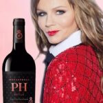 Lena Philipsson Instagram - PH STYLE i samarbete med @wine.affair Har du provat mitt nya röda vin? Det har blivit utsett till bästa kändisvin med fyra plus i Aftonbladet och FYND av både Munskänkarna och Vinbörsen. Beställningslänk finns i min bio PH Style Monastrell Pris: 101 kr | nr 5553601| 750 ml | Alk. 14 % Producent: Bodegas Juan Gil PH Style Monastrell är smakrikt med inslag av skogshallon, mörka körsbär och björnbär. Det passar bra att servera som sällskapsvin, och till exempelvis buffémat, grillat eller tapas.