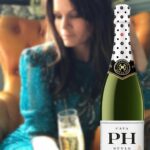 Lena Philipsson Instagram - I bubbelsamarbete med @wine.affair Vad tror ni bubblar i mitt glas? Min Cava PH Style finns på Systembolaget. En frisk cava som jag tycker är god och som passar utmärkt till mycket på påskbordet eller som sällskapsdryck och skål. Cava PH Style Pris 101 kr | nr 5945201 | 750 ml #phstyle #perelada #cava #mousserande