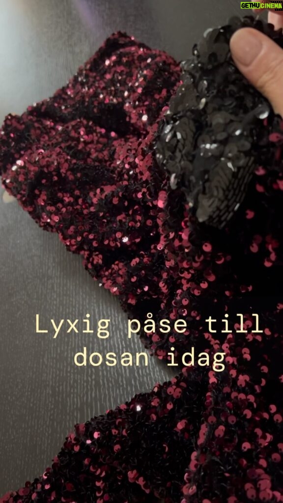 Lena Philipsson Instagram - Preppar lite inför dagens tv-inspelning. Syr fast en paljettig ficka på min paljettiga klänning till den tekniska dosan som man måste ha till sina in-ear (hörlurar)