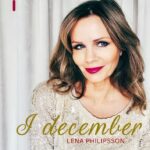 Lena Philipsson Instagram - I MORGON SLÄPPER JAG MIN FÖRSTA JULLÅT!! Det ska bli såååå spännande att få höra vad ni tycker. Den heter ”I DECEMBER ” och är inspirerad av gamla klassiska amerikanska jullåtar. Jag lyssnar alltid själv på den sortens julmusik när det lackar mot jul. Gå in på länken i min bio för pre-save redan nu. Men om du är vaken sent i natt och är väldigt nyfiken så kan du antagligen lyssna på den redan från kl 00.00. Foto : Lena Philipsson Text & musik : Lena Philipsson God jul!