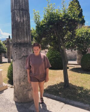 Leonor Seixas Instagram - Emocionada. Concretizei mais um sonho. Finalmente conheci Pompeia, que na verdade se diz Pompeios. É tão mais magnífica do que imaginei!!! Esta cidade romana ficou conhecida por ter sido o palco de uma enorme erupção vulcânica do Monte Vesúvio, que destruiu tudo. Foi em 79dc.